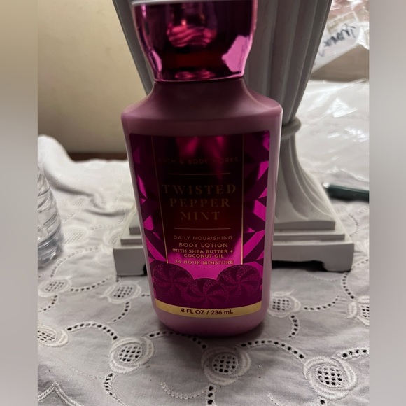 New bbw twisted peppermint lotion full size 8 Oz - Picture 4 of 4